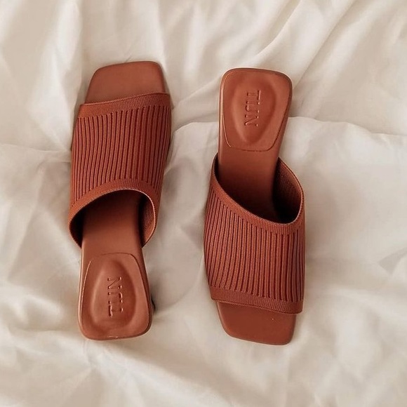 BLOGGER FAVE! slip on sandal - Picture 9 of 9